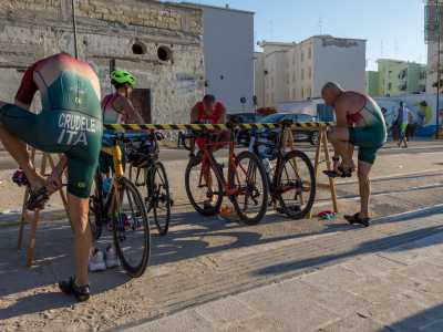 ... per mettersi il casco, le scarpette, inforcare la propria bici...